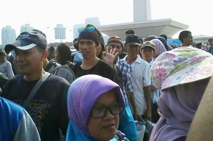 Berebut Gratisan di Monas