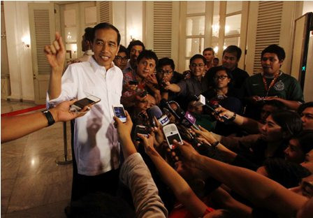 Usai Dilantik, Jokowi Bagi-Bagi Sepeda