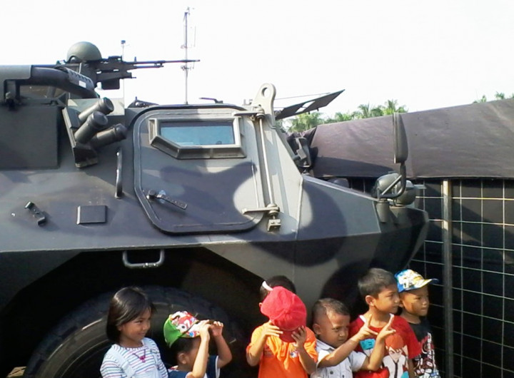 Panser Anoa Jadi Objek Pose Warga