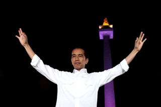 Relawan Hadiahkan Becak untuk Jokowi