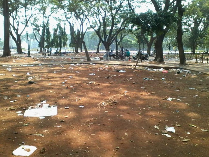 Pagi Ini, Monas 'Dibanjiri' Sampah