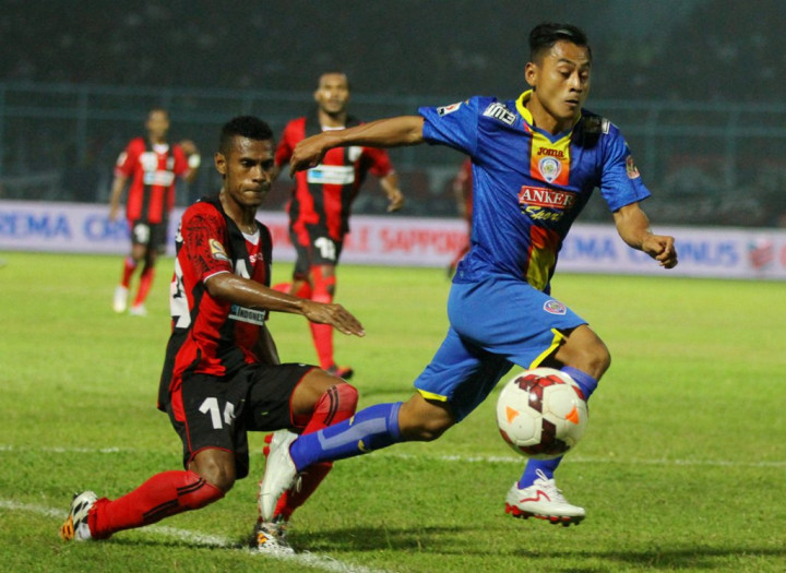 Berbalas Gol, Persipura vs Arema Masih Sama Kuat 