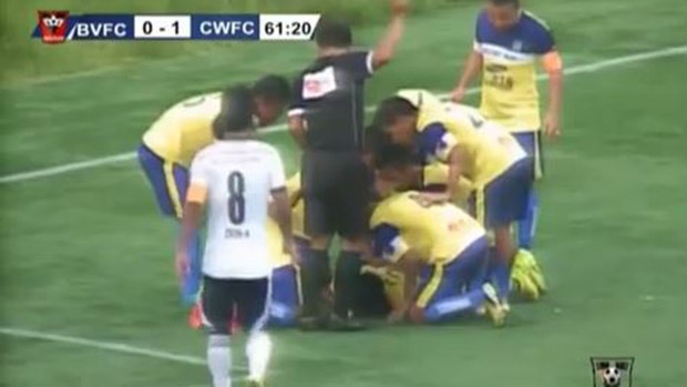 Para pemain mengerubungi Peter Biaksangzuala yang tak sadarkan diri. foto: ist.