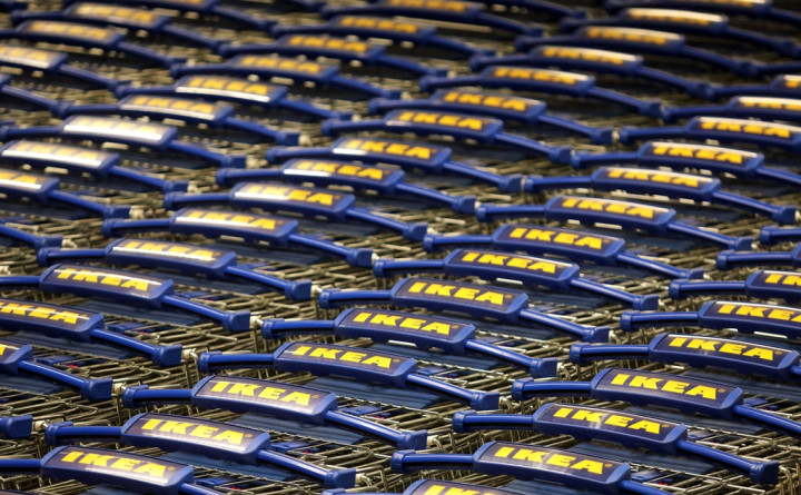 'Tukang Tidur' Penuhi Toko Perabotan Ternama