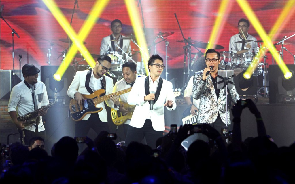 Kerispatih dan Sammy tampil bersama di konser Historical Moment Kerispatih with Sammy Simorangkir (Foto:MI/Immanuel Antonius)