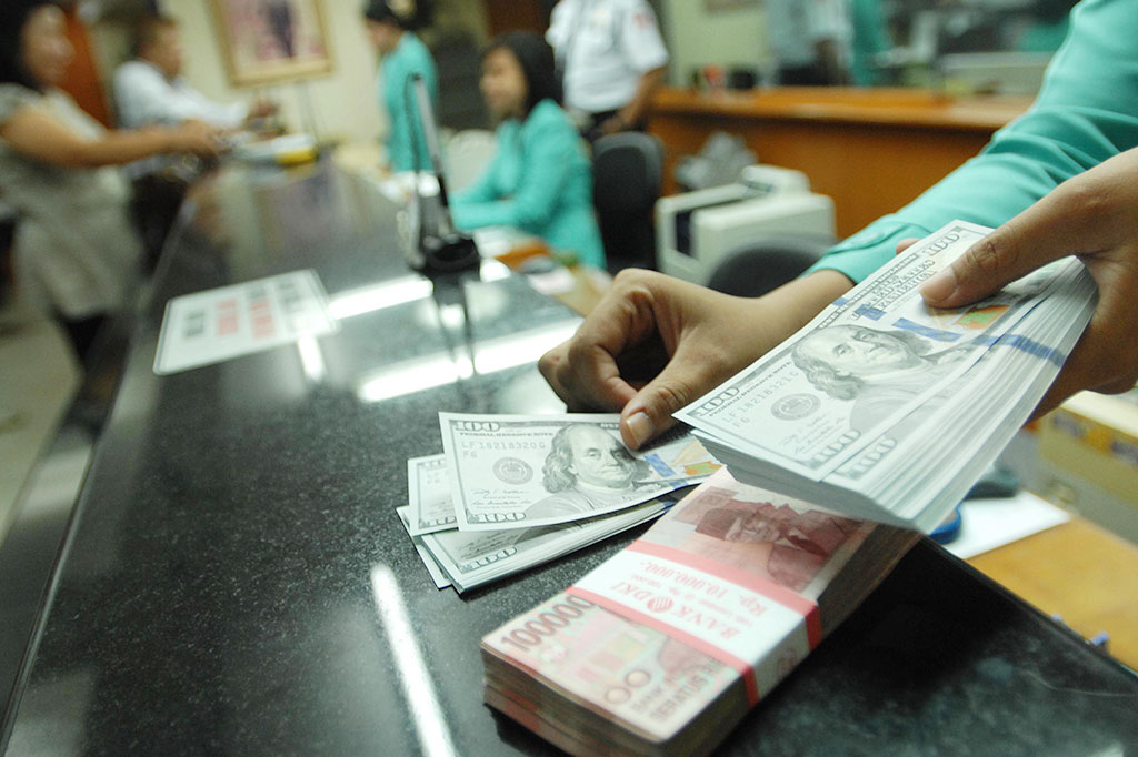 Rupiah Melemah Menyentuh Angka Rp12.100