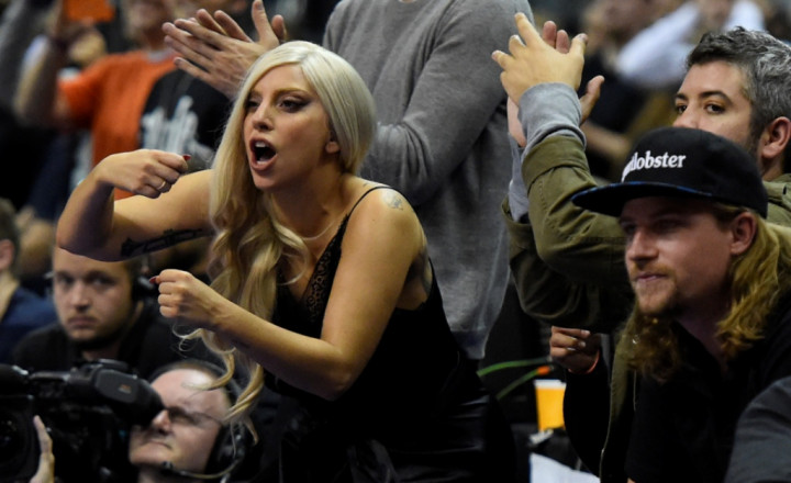 Lady Gaga Bantu Pasangan Gay Lamaran  