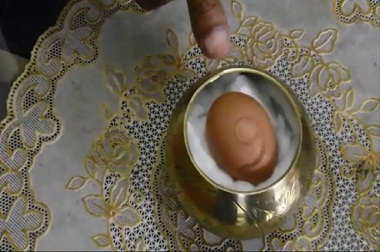 Warga Majalengka Heboh Telur Berelief Angka Sembilan