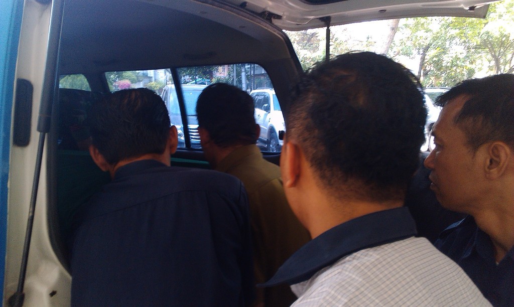 Jenazah Gayatri Wailissa dimasukkan dalam mobil ambulan, Jumat (24/10/2014). MTVN/Deny Irwanto