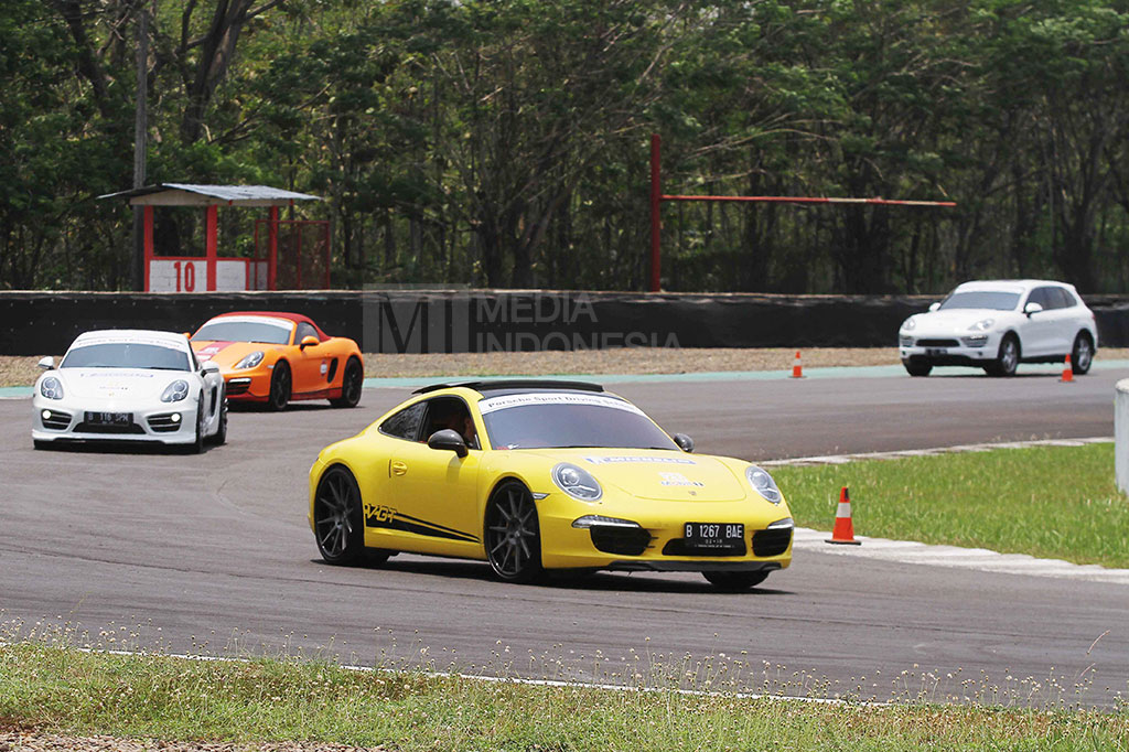 Pendidikan Berkendara Dengan Selamat Menggunakan Mobil Porche