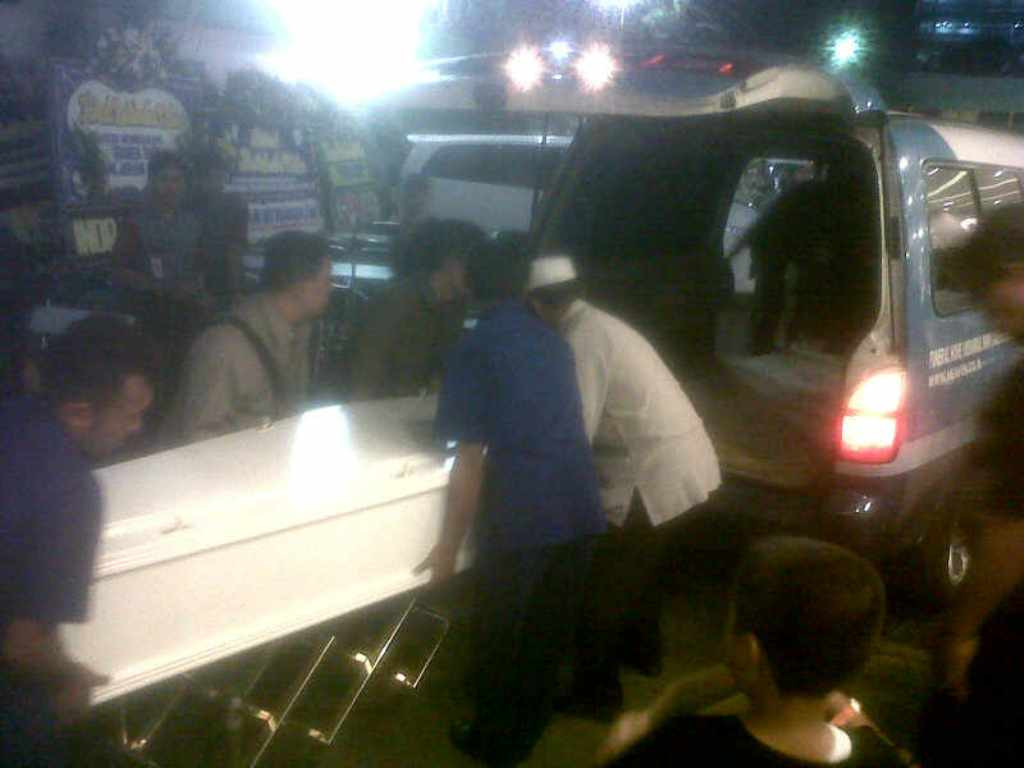 Peti jenazah Gayatri Wailissa ketika hendak dimasukkan ke dalam mobil ambulan di RSPAD Gatot Subroto, Jumat (24/10/2014). MTVN/Deny Irwanto