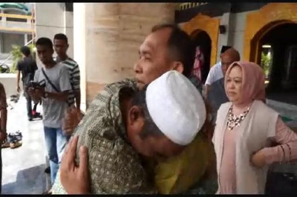 Gubernur Maluku menenangkan ayah Gayatri yang berduka kehilangan putrinya, 25 Oktober 2014, Metrotv/ Hamdi Jempot