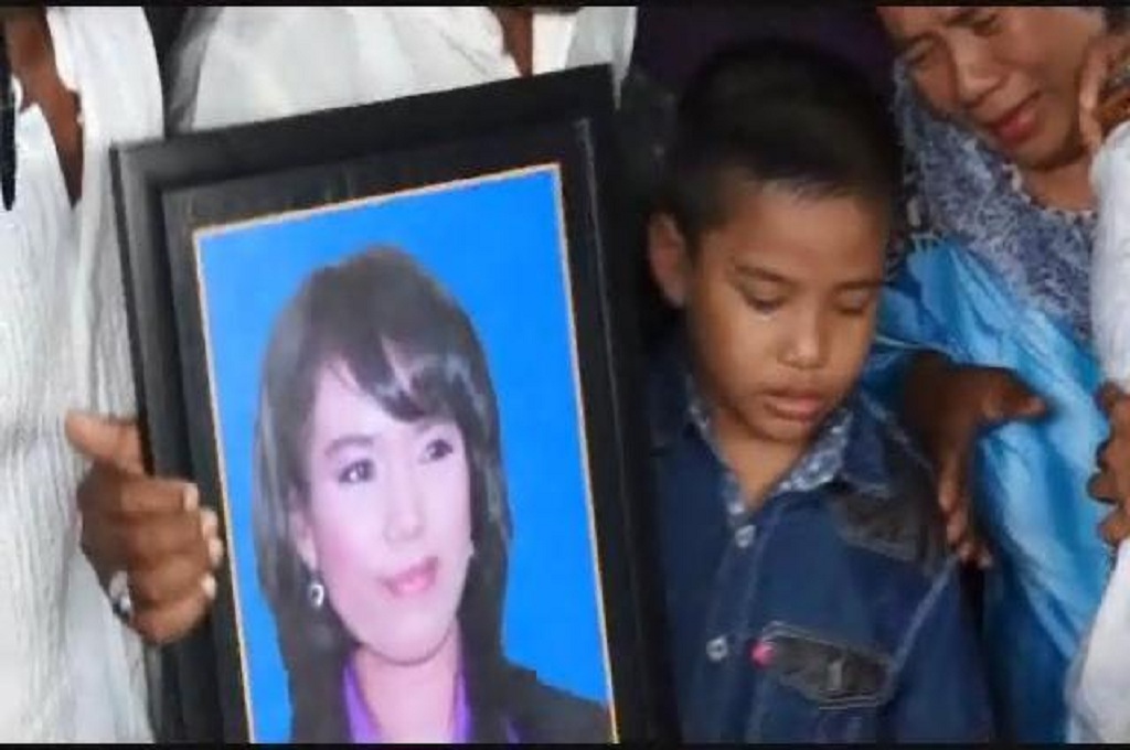 Keluarga berduka melepas Gayatri ke peristirahatan terakhirnya, Metrotv/ Hamdi Jempot - b