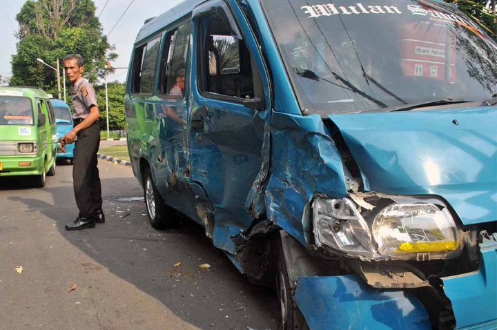 Angkot Tercebur Kali di Duri Kosambi, 1 Orang Tewas