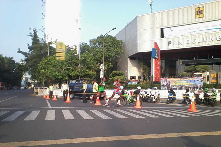 Dua Pelari Pertama Melintasi Perempatan Bulungan