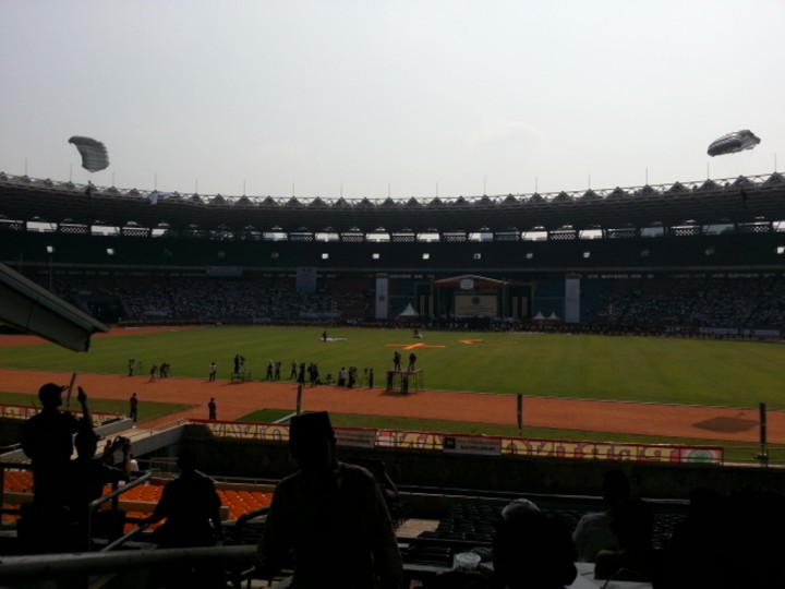 30 Personel TNI AU Terjun Payung dengan Membawa Pesan Anti Narkoba