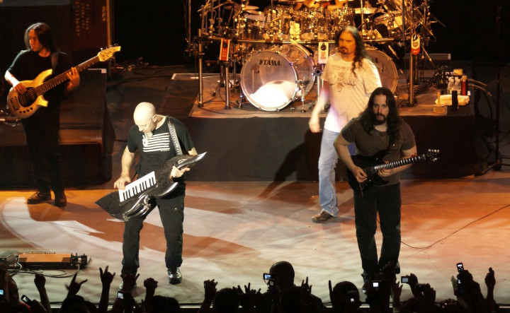 Fan Dream Theater Mulai Serbu Lapangan D Senayan