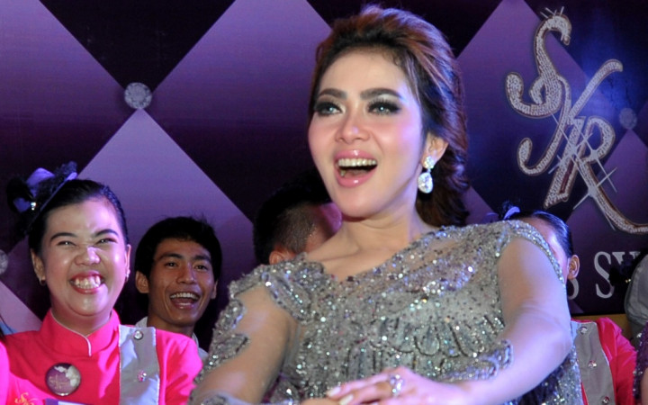 Syahrini Unggah Video 'Maju Mundur Cantik' Versi Basah-basahan 