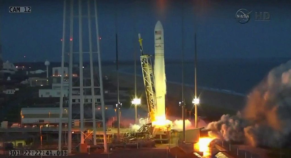 Roket Antares milik NASA sebelum meledak (Foto: AFP)