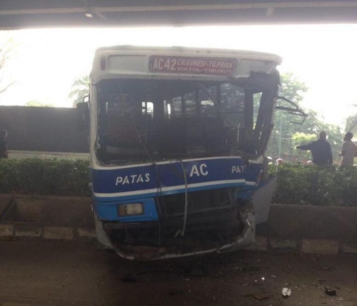 Tabrak Metro Mini, Sopir Mayasari Kabur