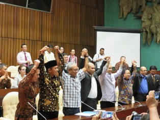 Perseteruan belum Berakhir di DPR