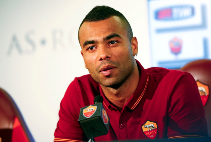 Manchester United Bidik Ashley Cole