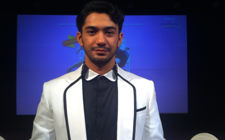 Penampilan Perdana Reza Rahadian Bergaya Urakan 