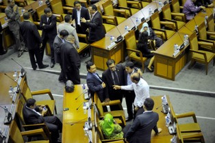 Seluruh Pimpinan Komisi Resmi Dikuasai KMP