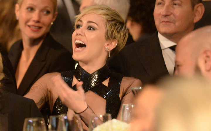 Miley Cyrus Bayar Rp3,6 Juta untuk Foto Wanita Bugil