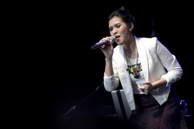 Ahmad Dhani Berencana Buat Album Duet Raisa dengan Robbie Williams