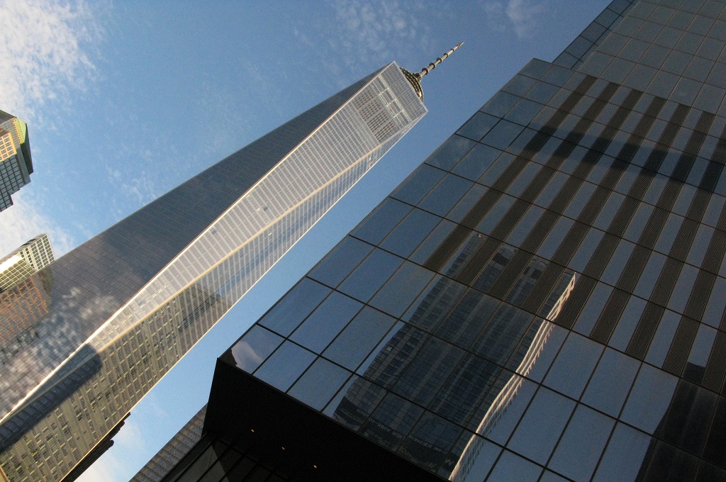 Gedung One World Trade Center berdiri tegak di wilayah Lower Manhattan, New York, AS - AFP/DON EMMERT