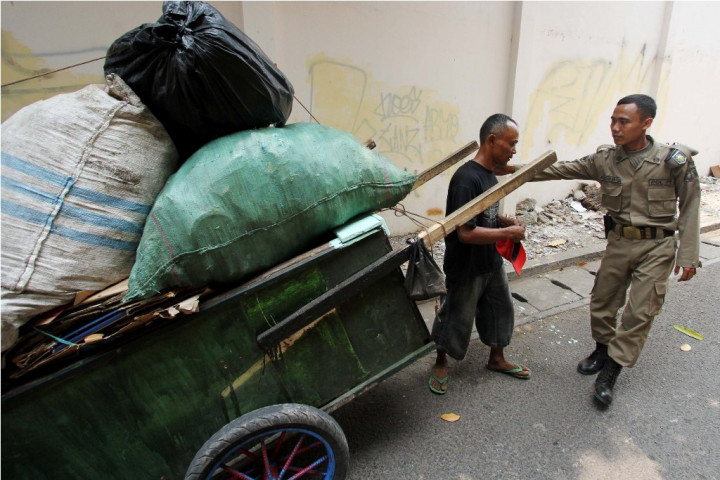 Dirazia, Pemulung Ini Minta Ampun Agar tak Diangkut ke Panti Sosial