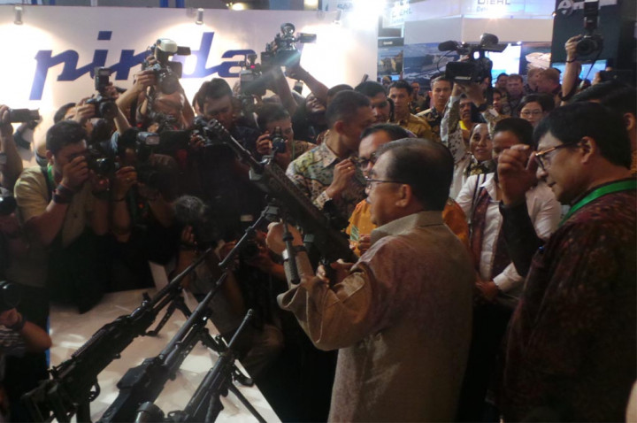 Buka Indo Defence, JK Tenteng Senjata