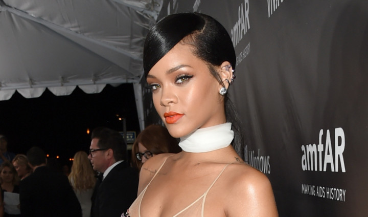 Kado Natal, Rihanna Ingin Cowok Seksi Berotot