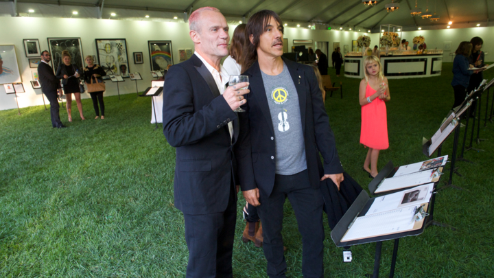 Bruno Mars Seperti Band Pengiring Pernikahan    