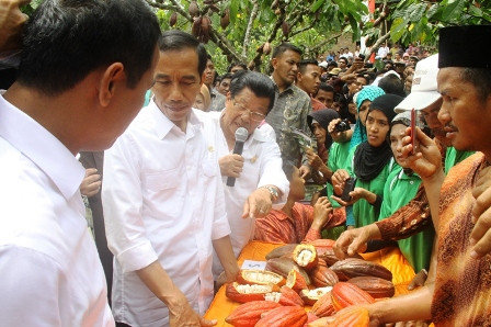 Jokowi Bagi-bagi 'Kartu Sakti' di Mamuju, Warga Antusias