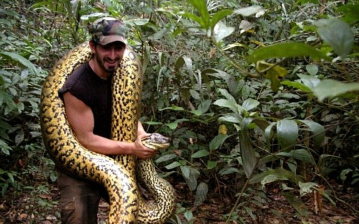 Kenakan Pakaian Khusus, Pria Ini Siap Ditelan Anakonda