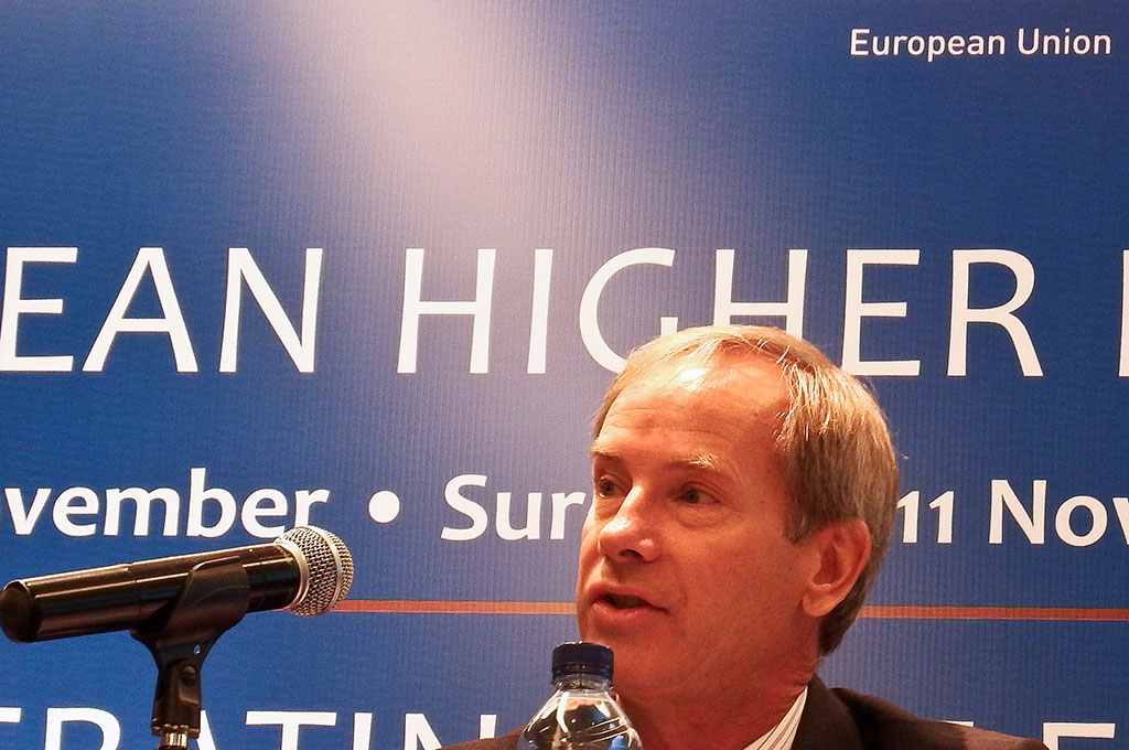 Duta Besar Uni Eropa Olof Skoog berbicara pada konferensi pers penyelenggaraan Pameran Pendidikan Tinggi Eropa (EHEF) yang akan dilakukan di beberapa kota di Indonesia. (Foto: Antara/Aprionis)