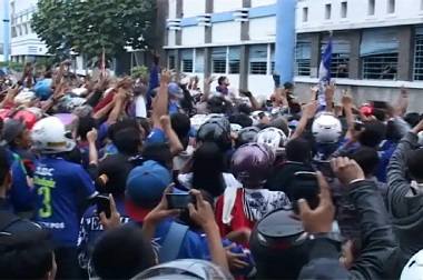 Bobotoh Berebut Kaos Pemain Persib Bandung