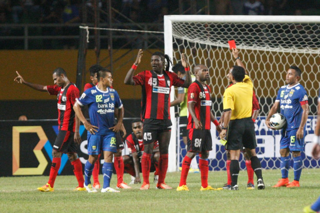 Pemain Persipura Bio Paulin (45) diganjar kartu merah. (Foto: MI/Rommy Pujianto)