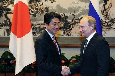 Dibayang-bayangi Sanksi, Abe dan Putin Perkuat Hubungan Bilateral