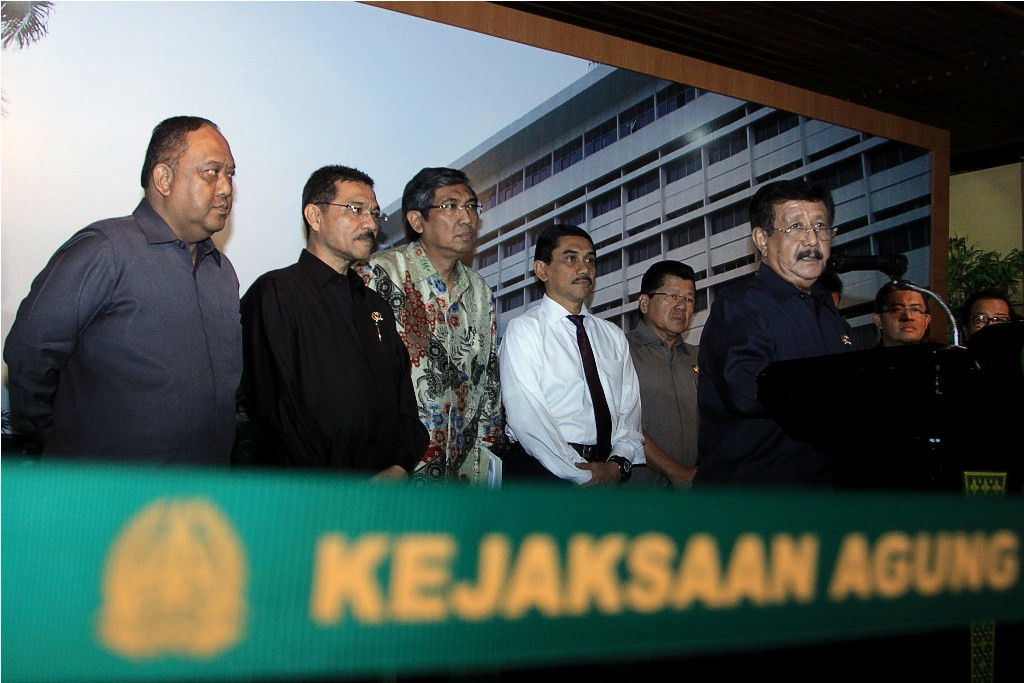 Jaksa Agung Basrief Arief memberikan keterangan pers bersama dari (kiri) Kepala BIN (Badan Intelijen Negara) Marciano Norman, Menteri Dalam Negeri Gamawan Fauzi, Kepala Badan Pengawasan Keuangan dan Pembangunan (BPKP) Margiasmo dan Kabareskrim Suhardi Ali