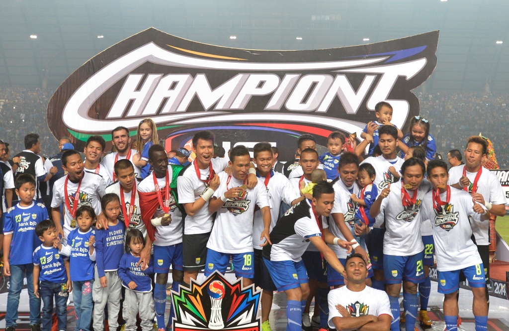 Skuat Persib saat berdiri di podium juara (Foto: ANTARA FOTO/Rosa Panggabean)