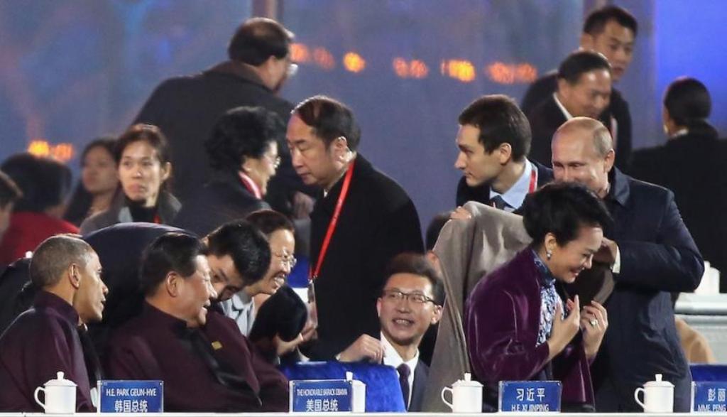 Putin yang melingkarkan mantel ke Ibu Negara Tiongkok (Foto: Foreign Policy)