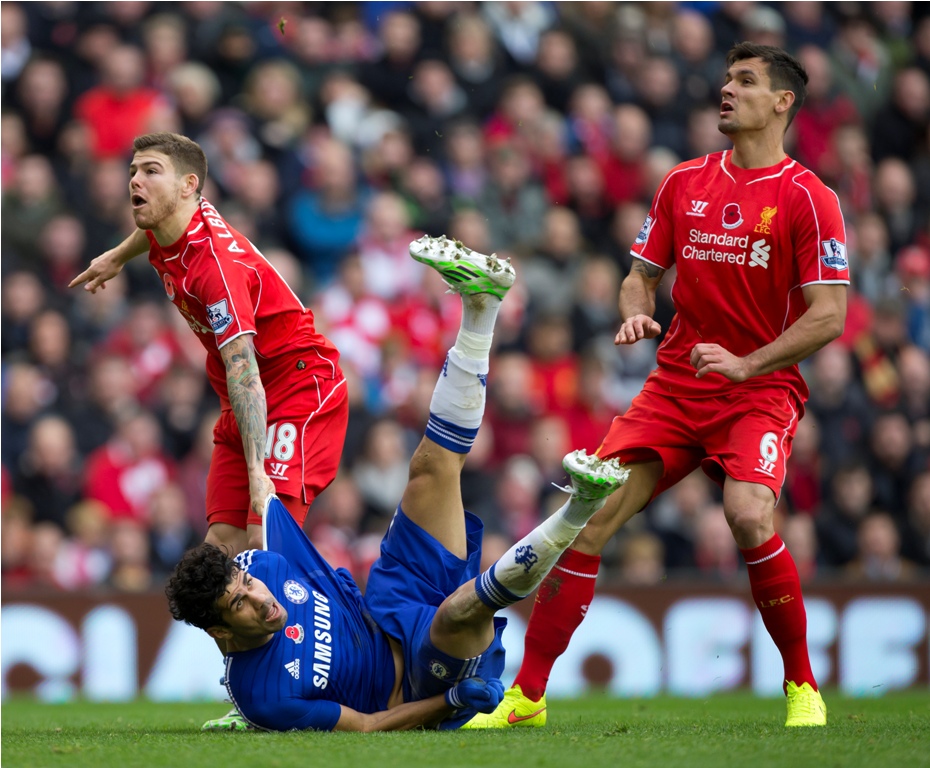 Diego Costa kontra Liverpool (Foto: Jon Super/AP)