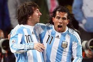 Tevez Senang Main Lagi Bareng Messi
