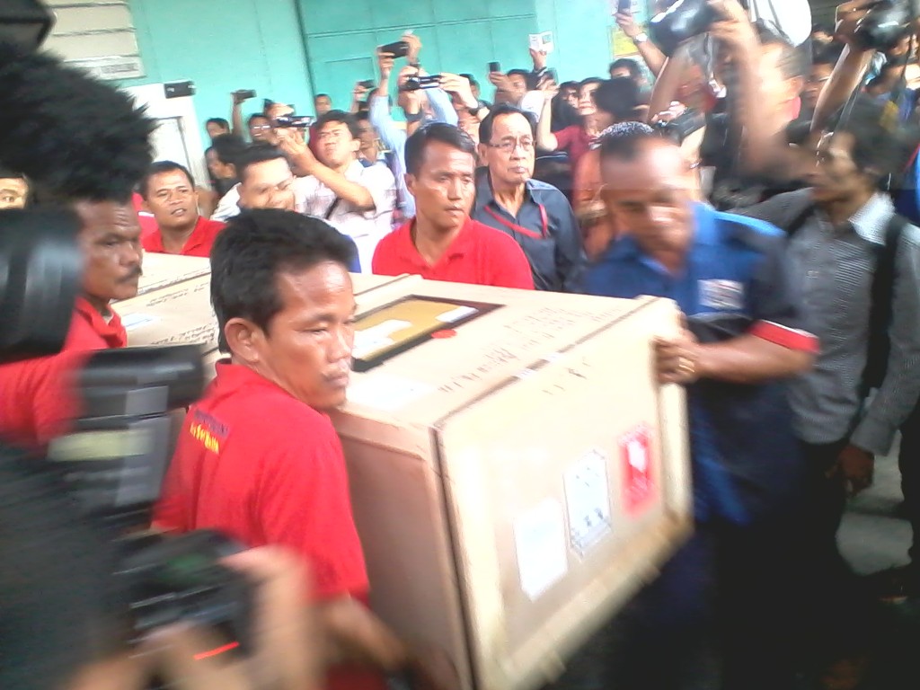Peti jenazah Sumarti ketika hendak dimasukkan ke dalam mobil ambulan di Terminal Bandara Soekarno-Hatta, Selasa (11/11/2014).MTVN/Doni Setiawan