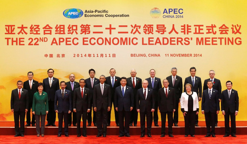 Para pemimpin ekonomi negara anggota APEC berfoto bersama -- REUTERS/Kim Kyung-Hoon