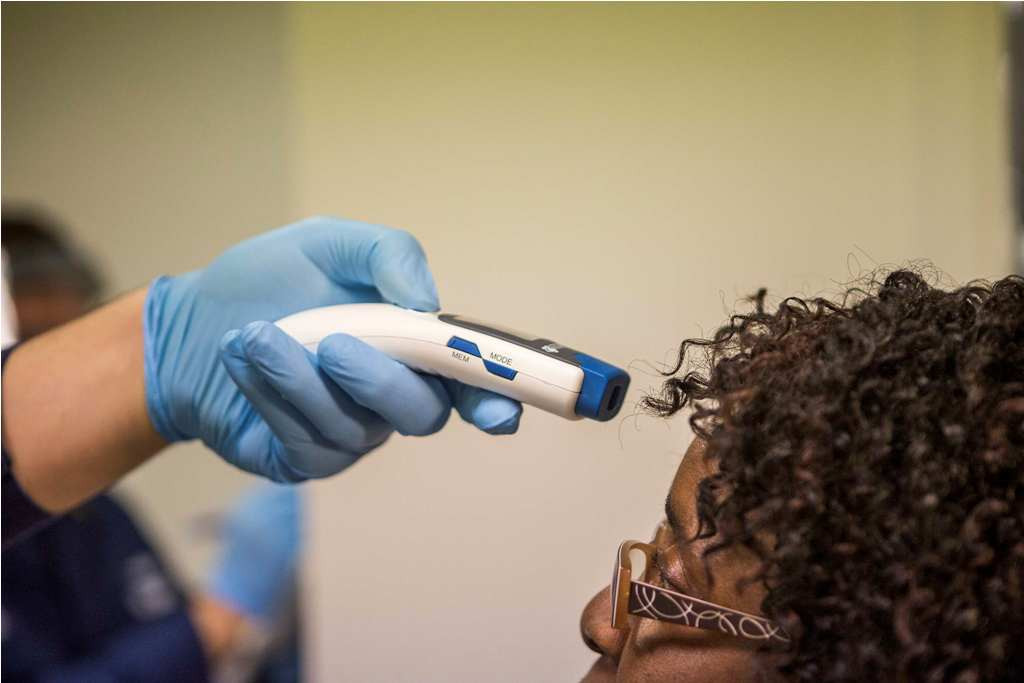 Ilustrasi cek ebola - REUTERS