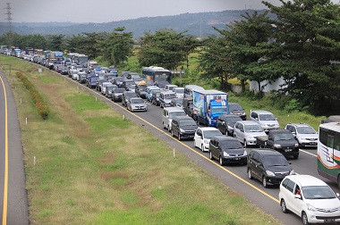 Pantura Macet Panjang, Ribuan Buruh Menumpuk di Mangkang